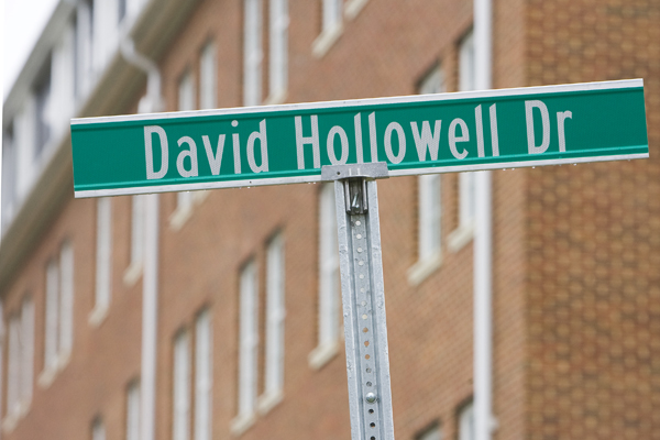 101H-HollowellSign05