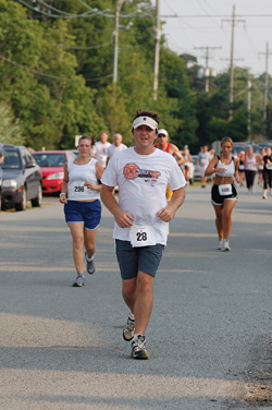 runners at dewey 5k race