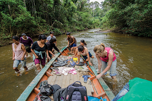 Student Sarah Driver works with Ese’eja Nation members in Peru.