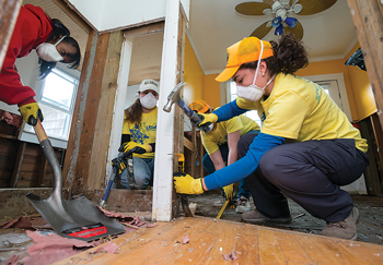students working on an alternative spring break