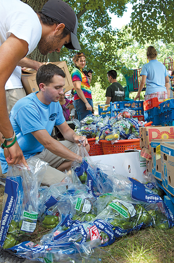People packing up produce at UD for foodbank of Delaware